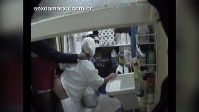 Motoboy baise avec la femme de ménage dans un restaurant entre deux livraisons
