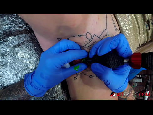 ❤️ Sully Savage, une chaudasse extrêmement tatouée, s'est fait tatouer le clitoris. ❤️ Super sexe at fr.vanalize.ru